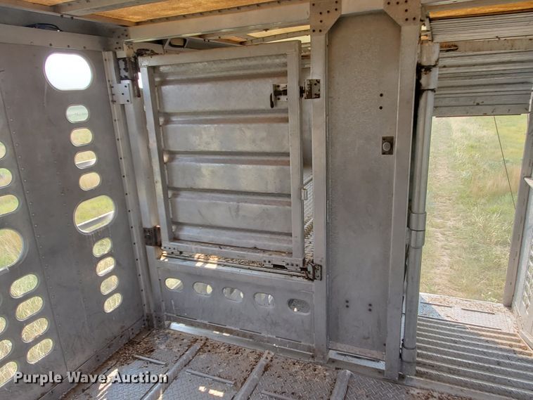 image for item DF5675 2002 Wilson PSDCL-302 livestock trailer