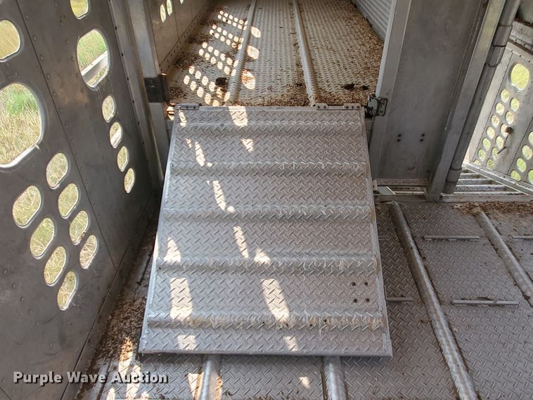 image for item DF5675 2002 Wilson PSDCL-302 livestock trailer