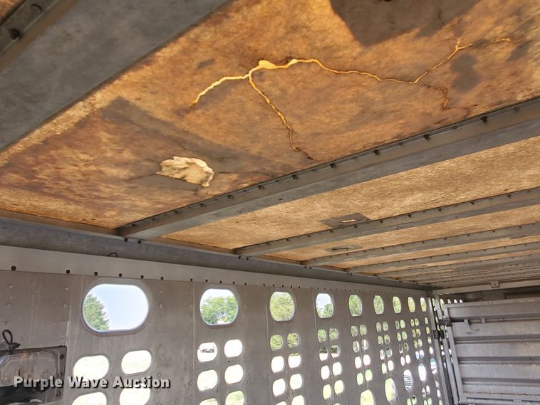 image for item DF5675 2002 Wilson PSDCL-302 livestock trailer