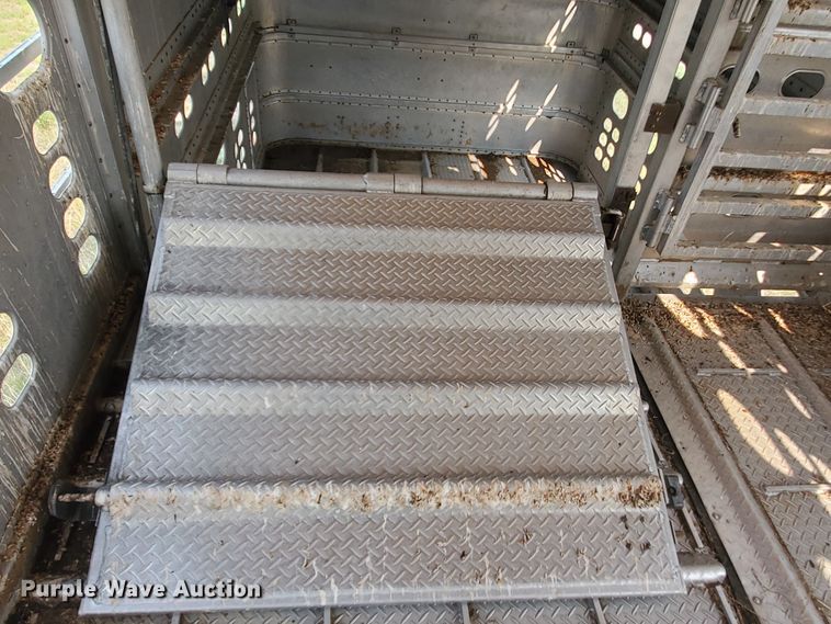 image for item DF5675 2002 Wilson PSDCL-302 livestock trailer