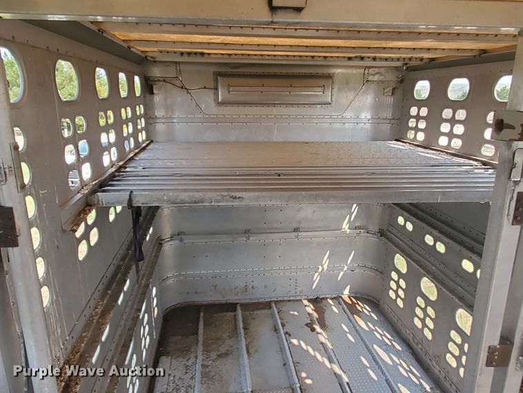 image for item DF5675 2002 Wilson PSDCL-302 livestock trailer