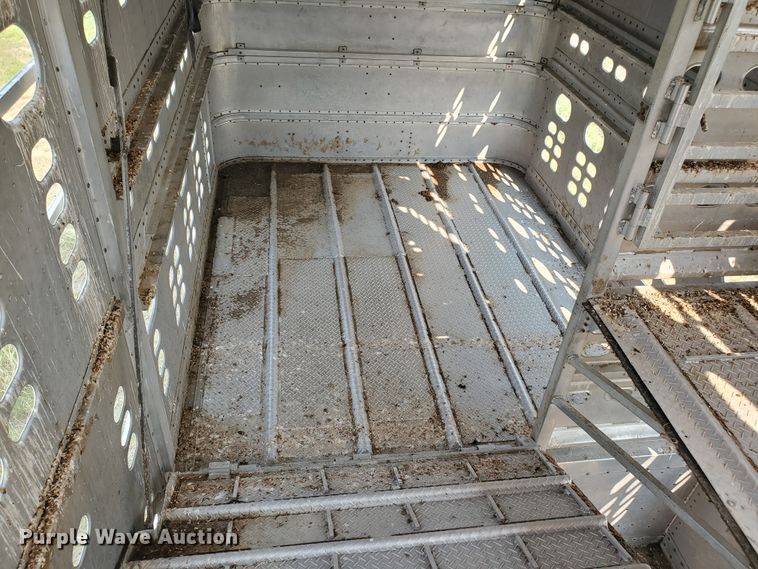 image for item DF5675 2002 Wilson PSDCL-302 livestock trailer