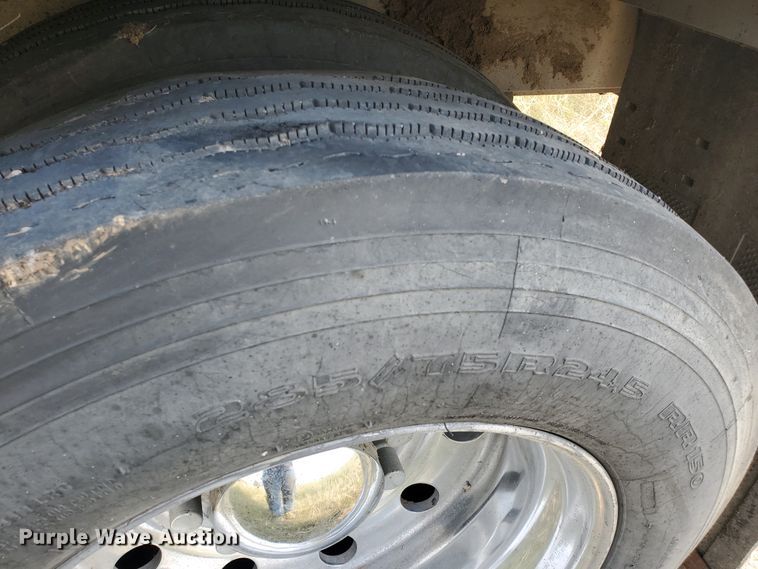 image for item DF5675 2002 Wilson PSDCL-302 livestock trailer