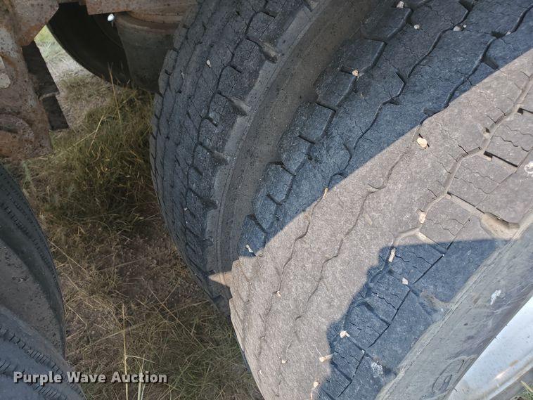 image for item DF5675 2002 Wilson PSDCL-302 livestock trailer