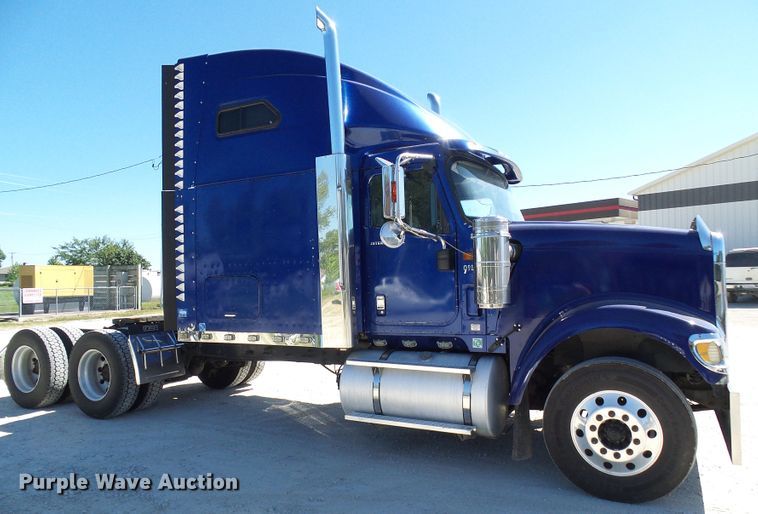 image for item DG2067 2007 International 9900i  semi truck