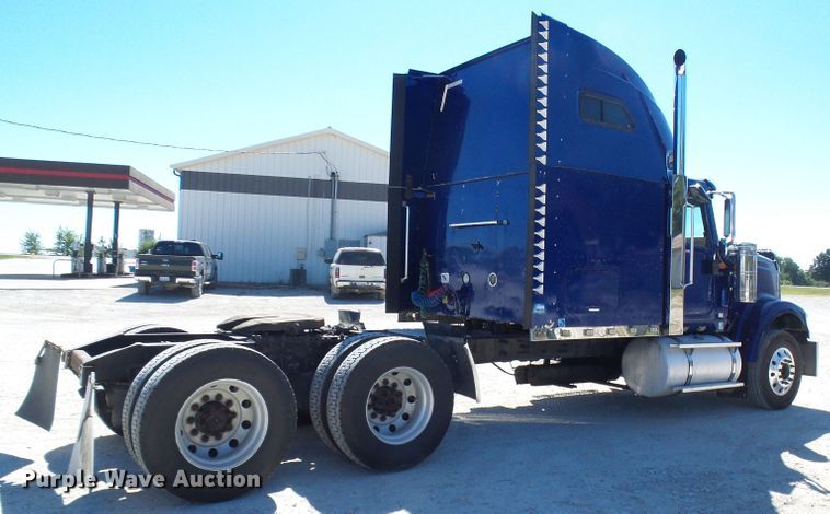 image for item DG2067 2007 International 9900i  semi truck