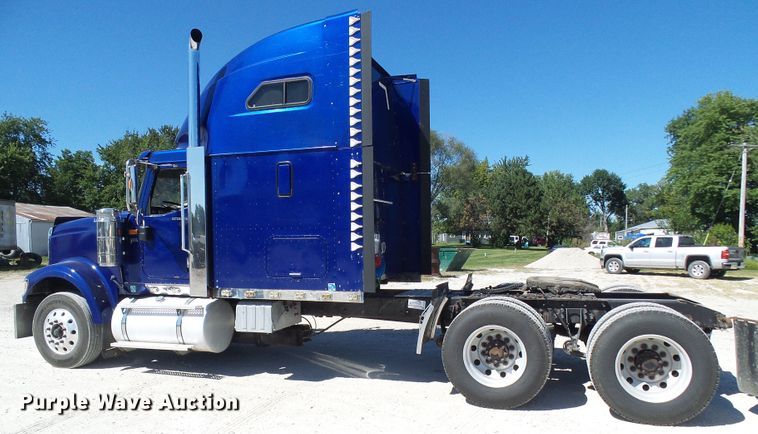 image for item DG2067 2007 International 9900i  semi truck