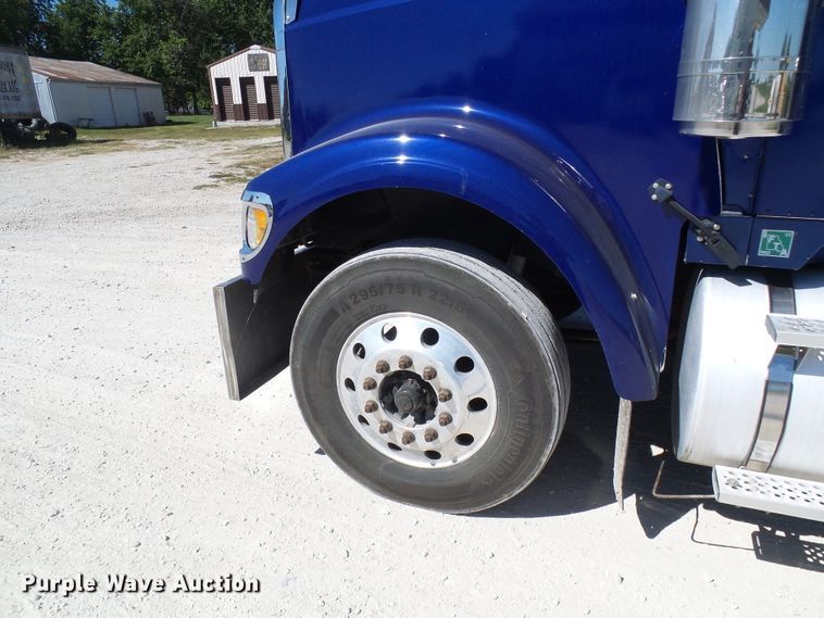 image for item DG2067 2007 International 9900i  semi truck