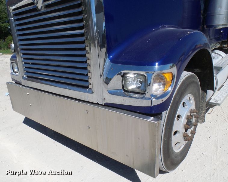 image for item DG2067 2007 International 9900i  semi truck