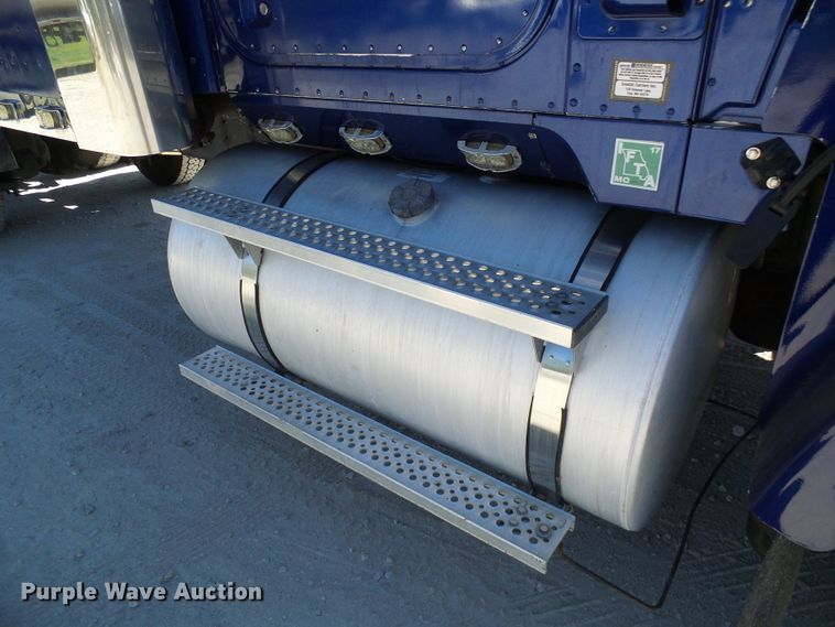 image for item DG2067 2007 International 9900i  semi truck