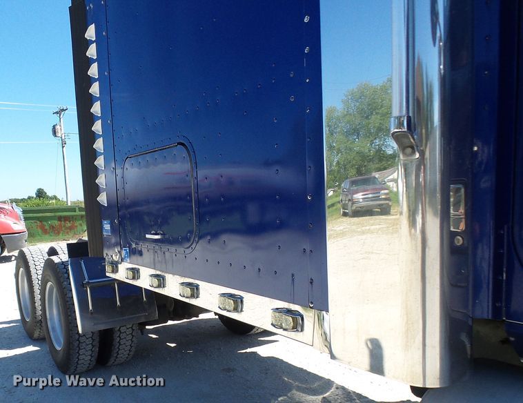 image for item DG2067 2007 International 9900i  semi truck