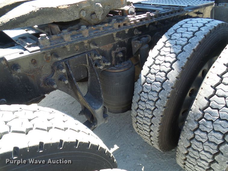 image for item DG2067 2007 International 9900i  semi truck