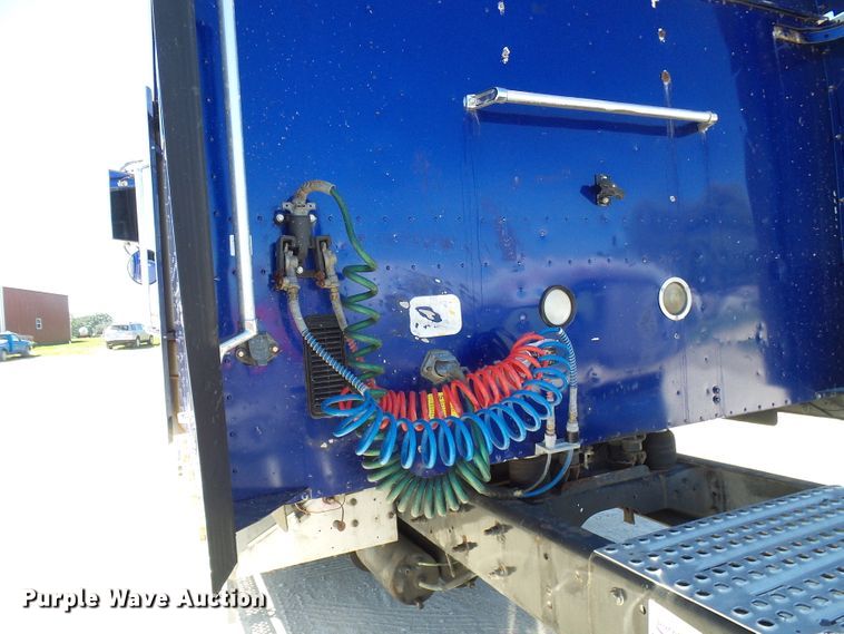 image for item DG2067 2007 International 9900i  semi truck