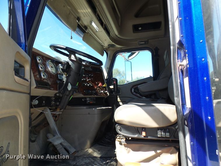 image for item DG2067 2007 International 9900i  semi truck