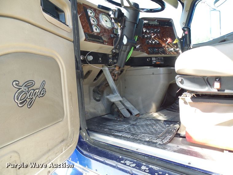 image for item DG2067 2007 International 9900i  semi truck