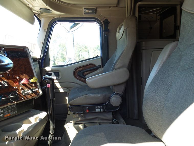 image for item DG2067 2007 International 9900i  semi truck