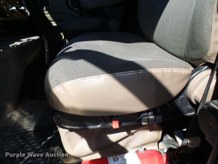 image for item DG2067 2007 International 9900i  semi truck