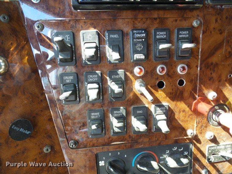 image for item DG2067 2007 International 9900i  semi truck