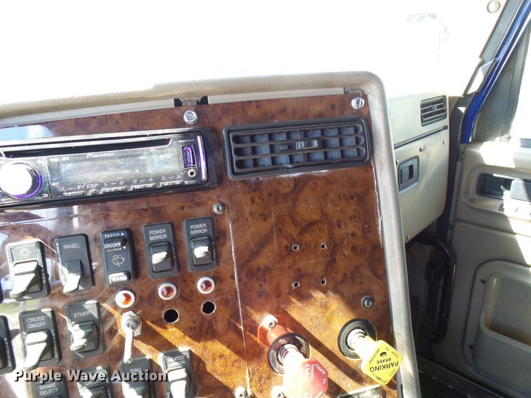 image for item DG2067 2007 International 9900i  semi truck