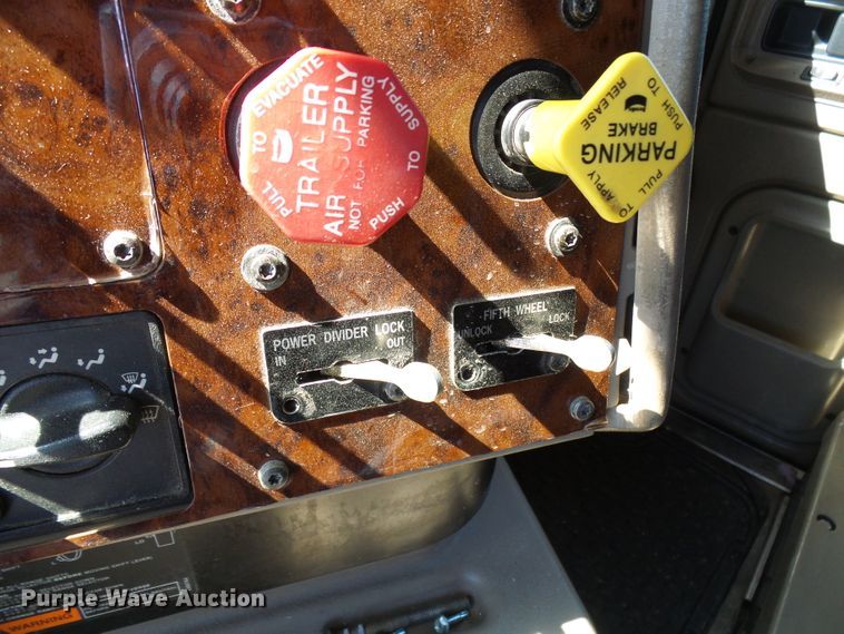 image for item DG2067 2007 International 9900i  semi truck