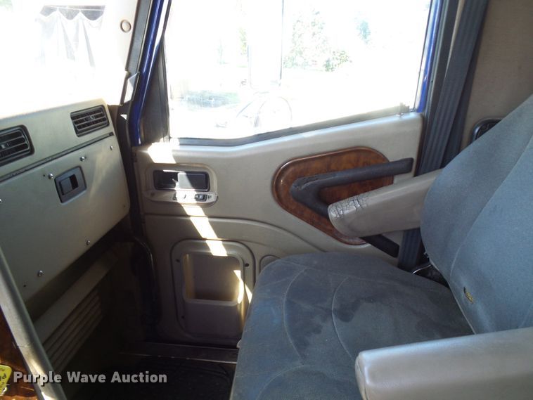 image for item DG2067 2007 International 9900i  semi truck