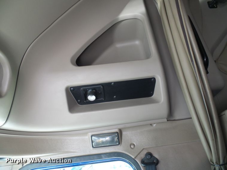 image for item DG2067 2007 International 9900i  semi truck