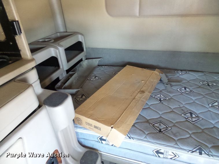 image for item DG2067 2007 International 9900i  semi truck