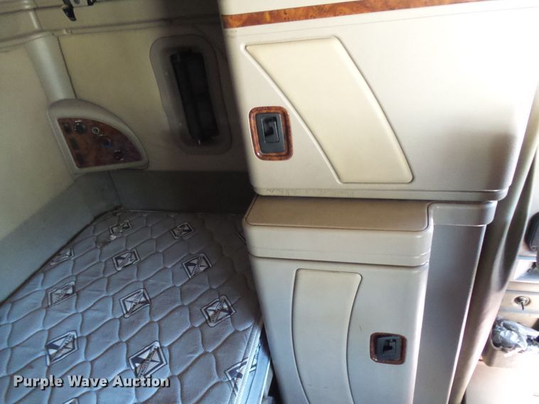 image for item DG2067 2007 International 9900i  semi truck