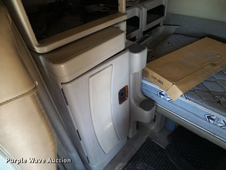 image for item DG2067 2007 International 9900i  semi truck