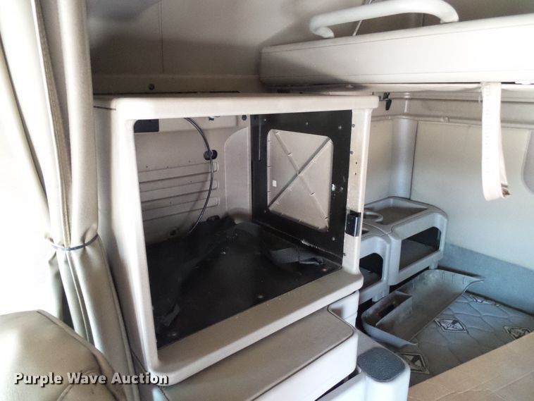 image for item DG2067 2007 International 9900i  semi truck