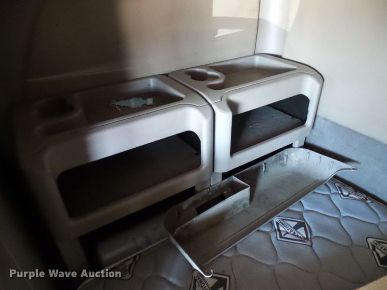 image for item DG2067 2007 International 9900i  semi truck