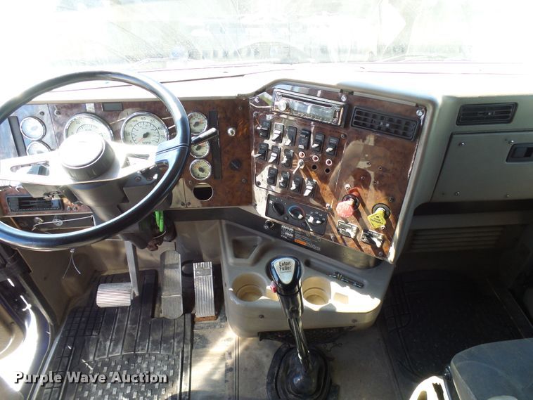 image for item DG2067 2007 International 9900i  semi truck