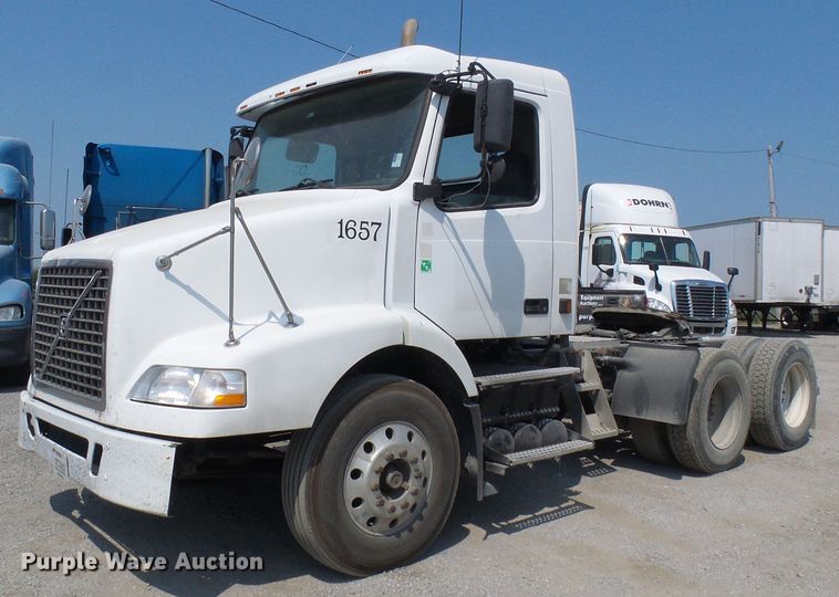 image for item DG2079 2005 Volvo VN  semi truck