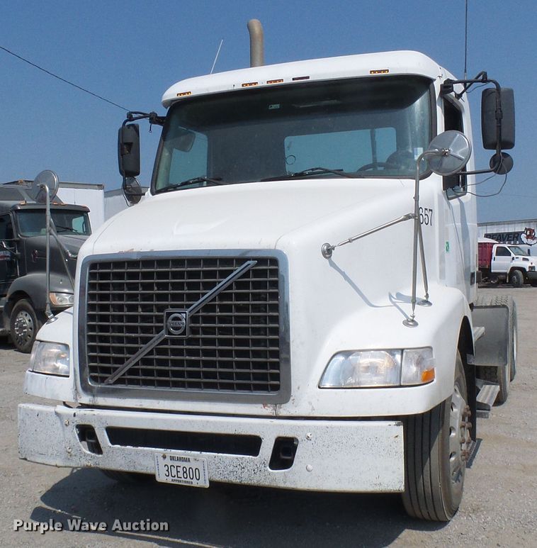 image for item DG2079 2005 Volvo VN  semi truck