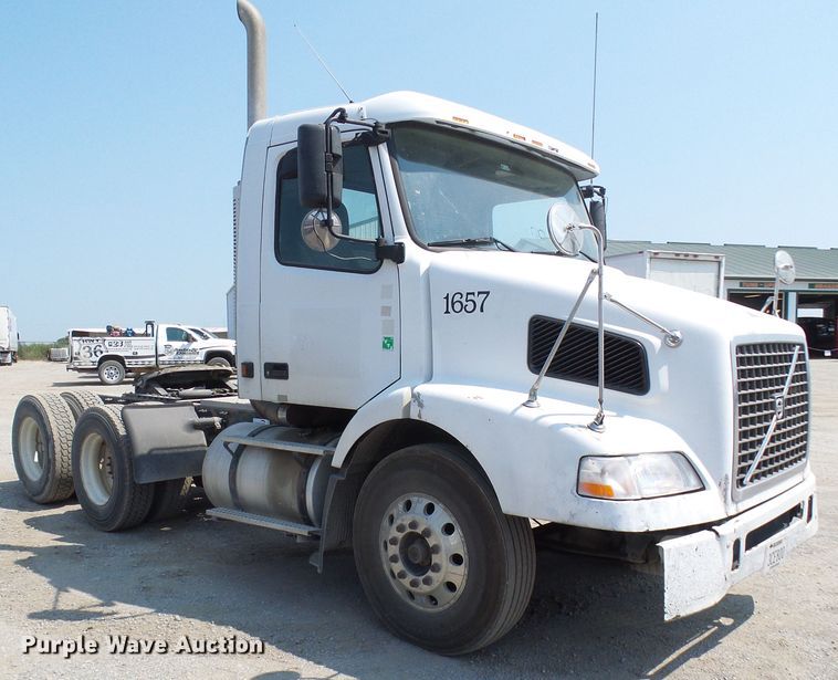 image for item DG2079 2005 Volvo VN  semi truck