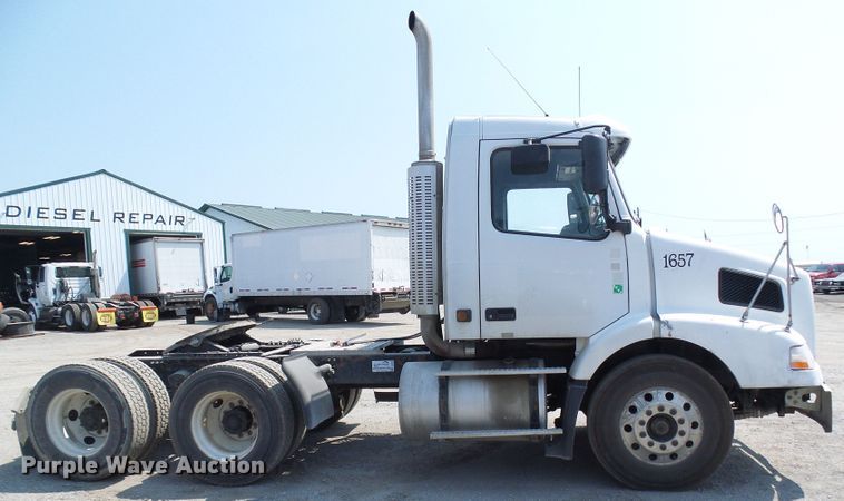 image for item DG2079 2005 Volvo VN  semi truck