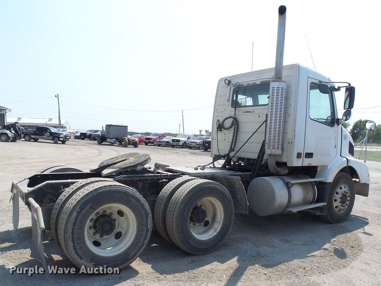 image for item DG2079 2005 Volvo VN  semi truck