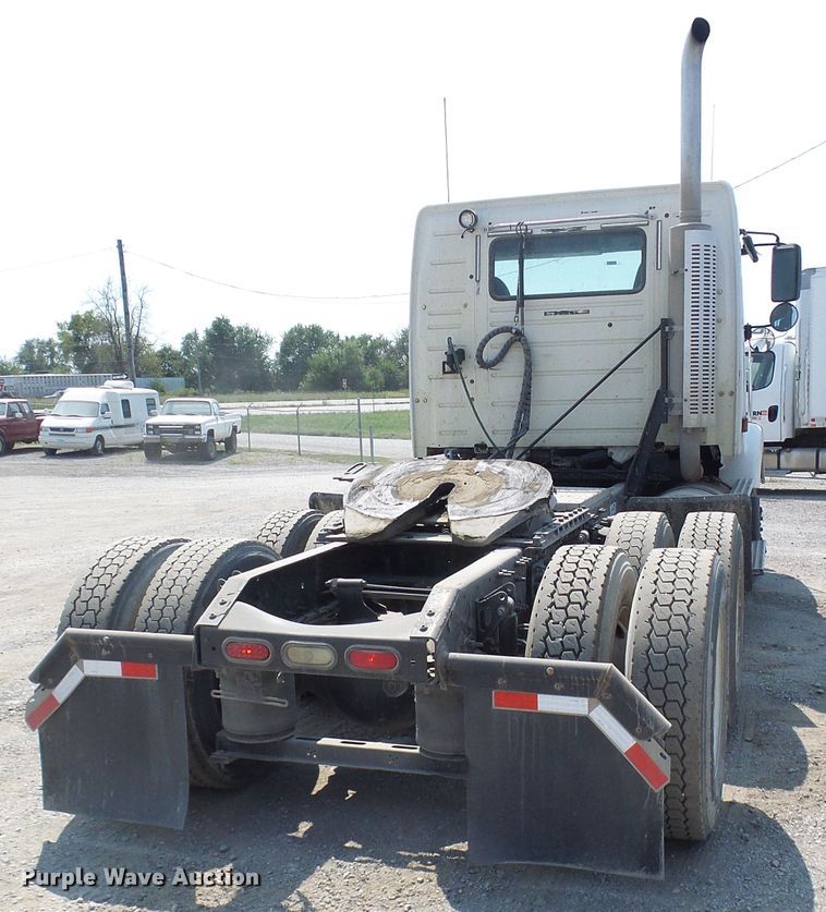 image for item DG2079 2005 Volvo VN  semi truck