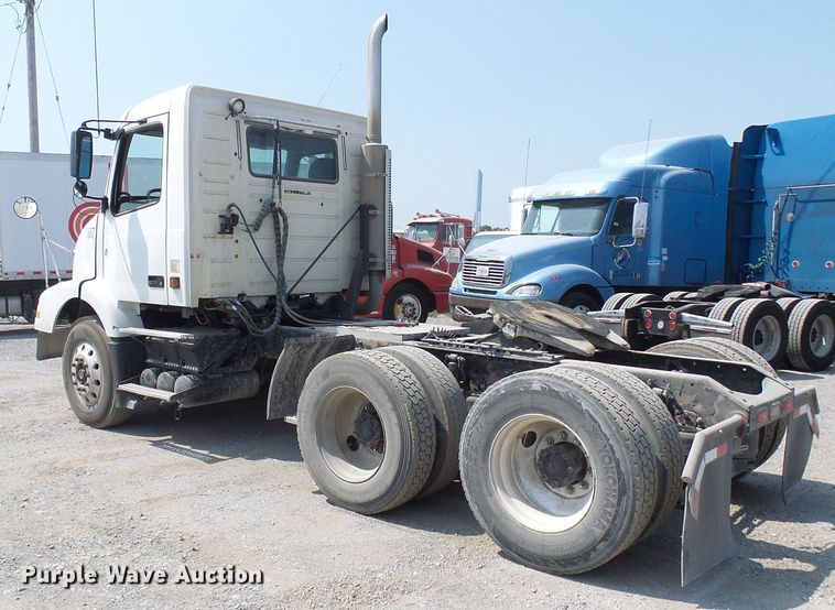 image for item DG2079 2005 Volvo VN  semi truck