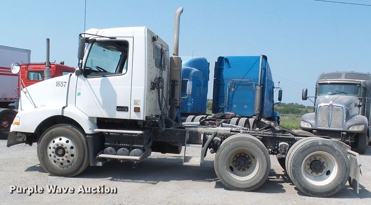 image for item DG2079 2005 Volvo VN  semi truck