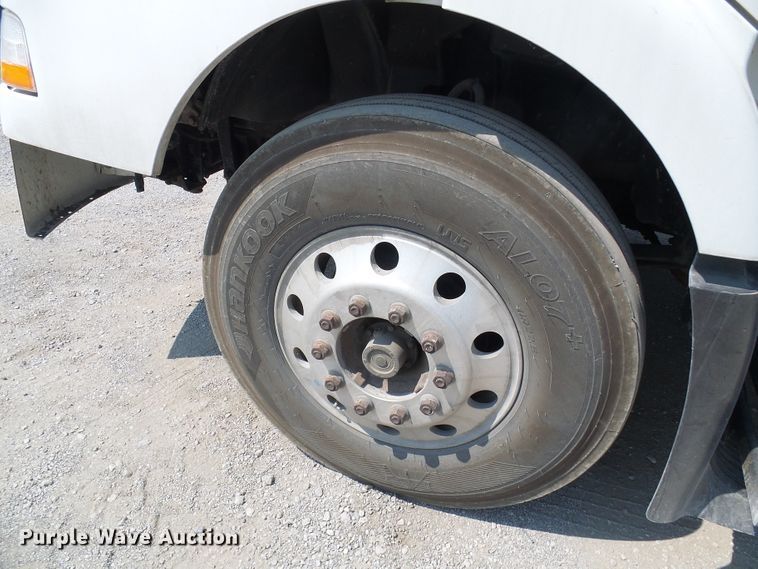 image for item DG2079 2005 Volvo VN  semi truck