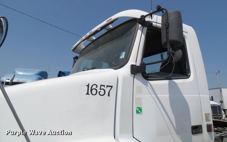 image for item DG2079 2005 Volvo VN  semi truck