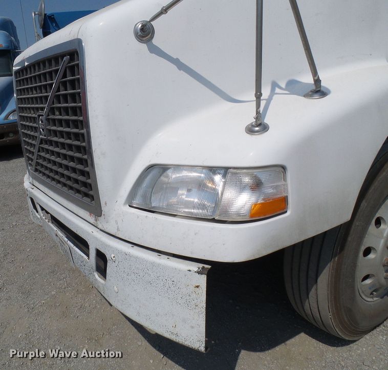 image for item DG2079 2005 Volvo VN  semi truck