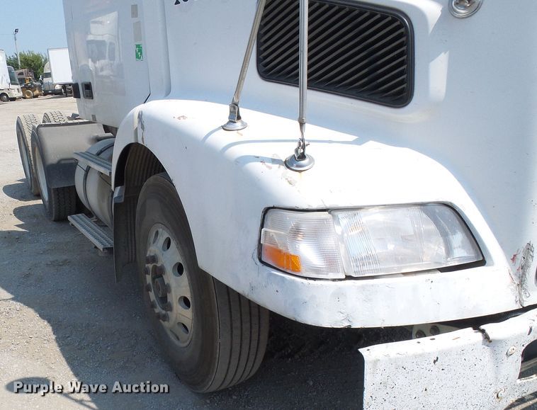 image for item DG2079 2005 Volvo VN  semi truck