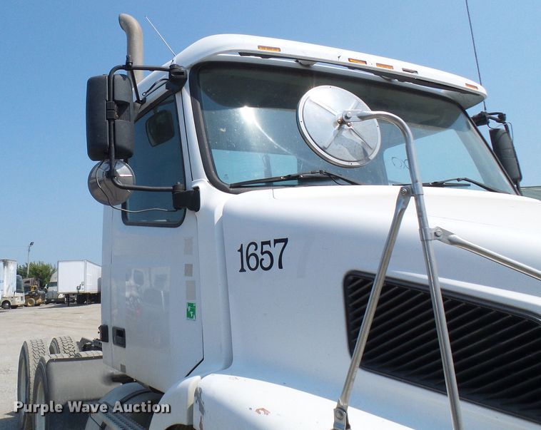 image for item DG2079 2005 Volvo VN  semi truck