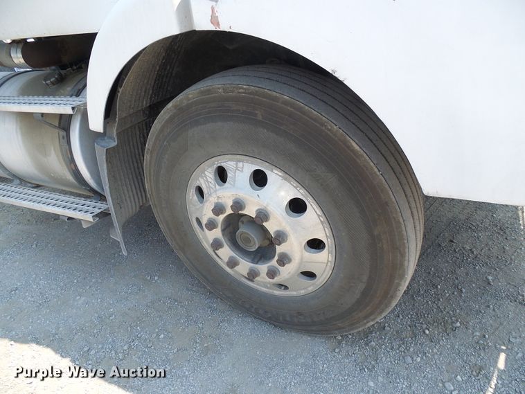 image for item DG2079 2005 Volvo VN  semi truck