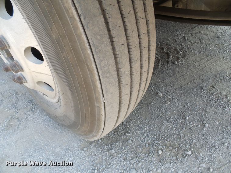 image for item DG2079 2005 Volvo VN  semi truck