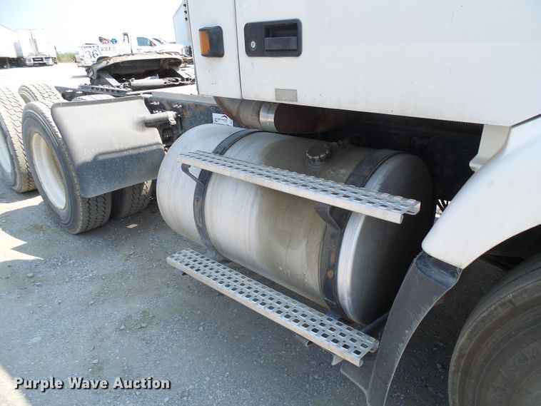 image for item DG2079 2005 Volvo VN  semi truck