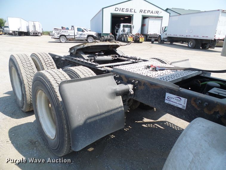 image for item DG2079 2005 Volvo VN  semi truck