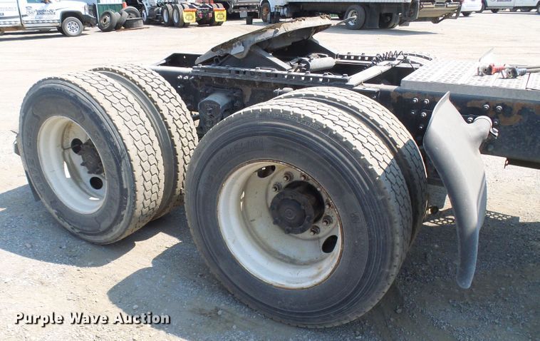 image for item DG2079 2005 Volvo VN  semi truck